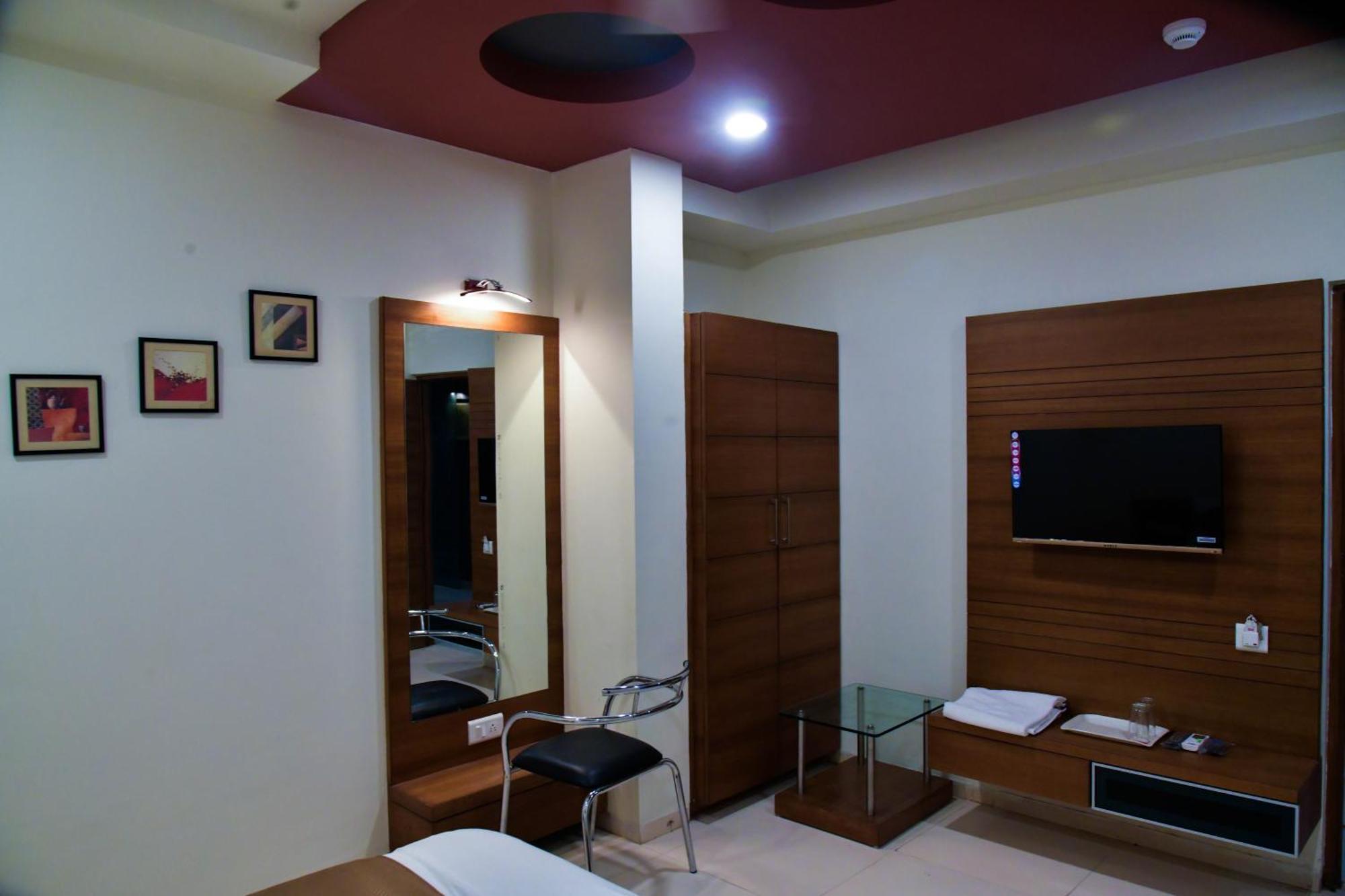 Hotel Ashooka Inn Гандинагар Екстериор снимка