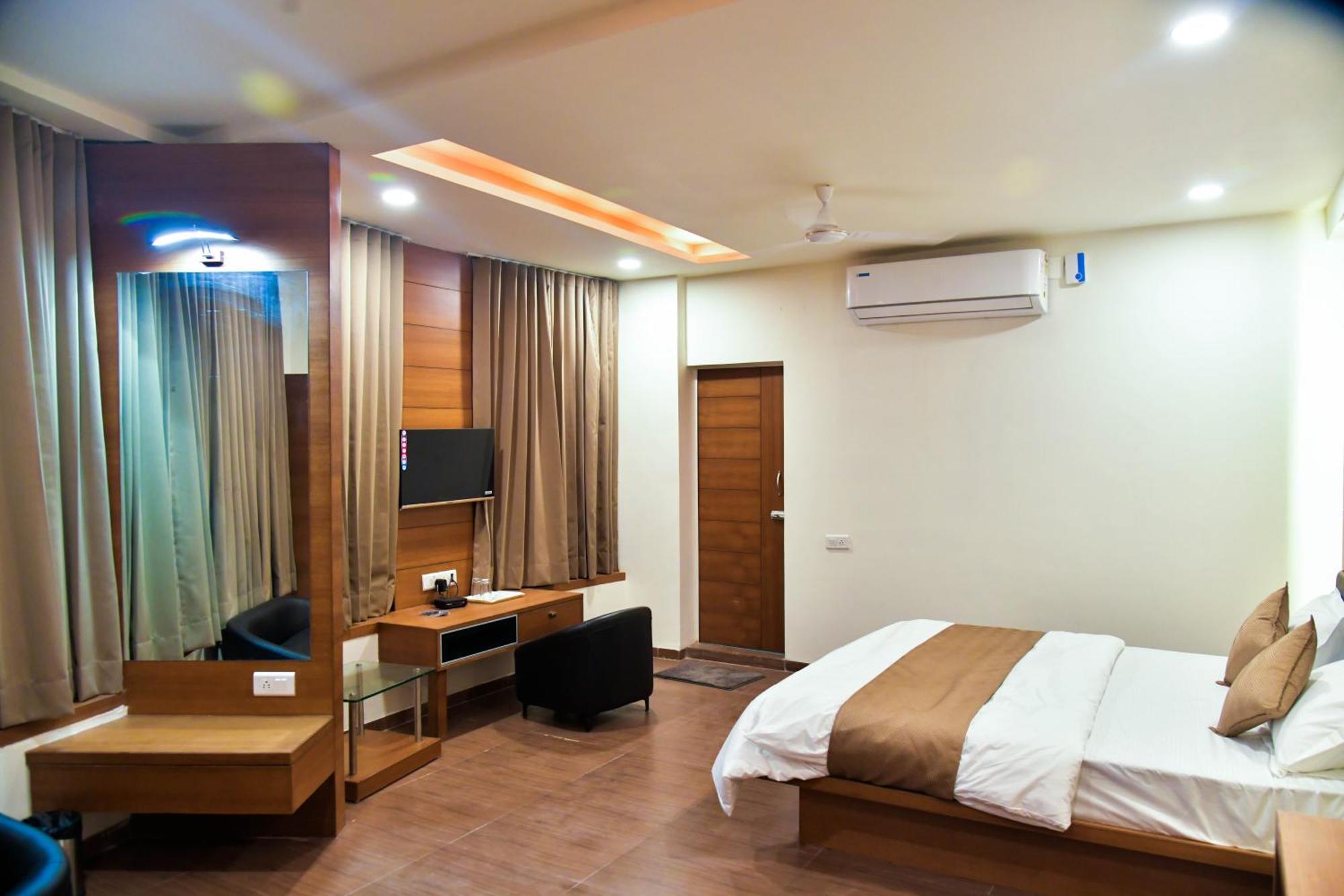 Hotel Ashooka Inn Гандинагар Екстериор снимка