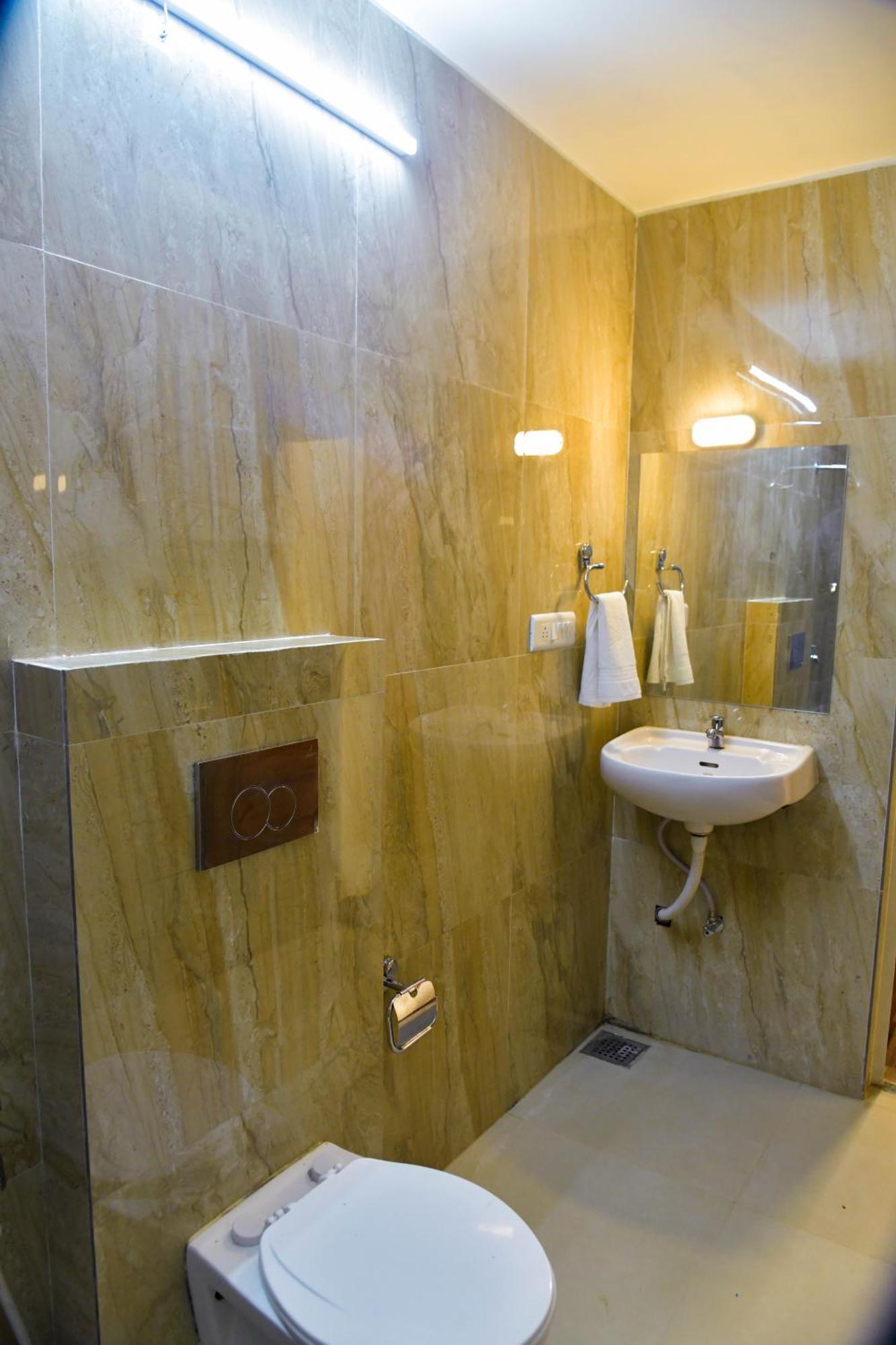 Hotel Ashooka Inn Гандинагар Екстериор снимка