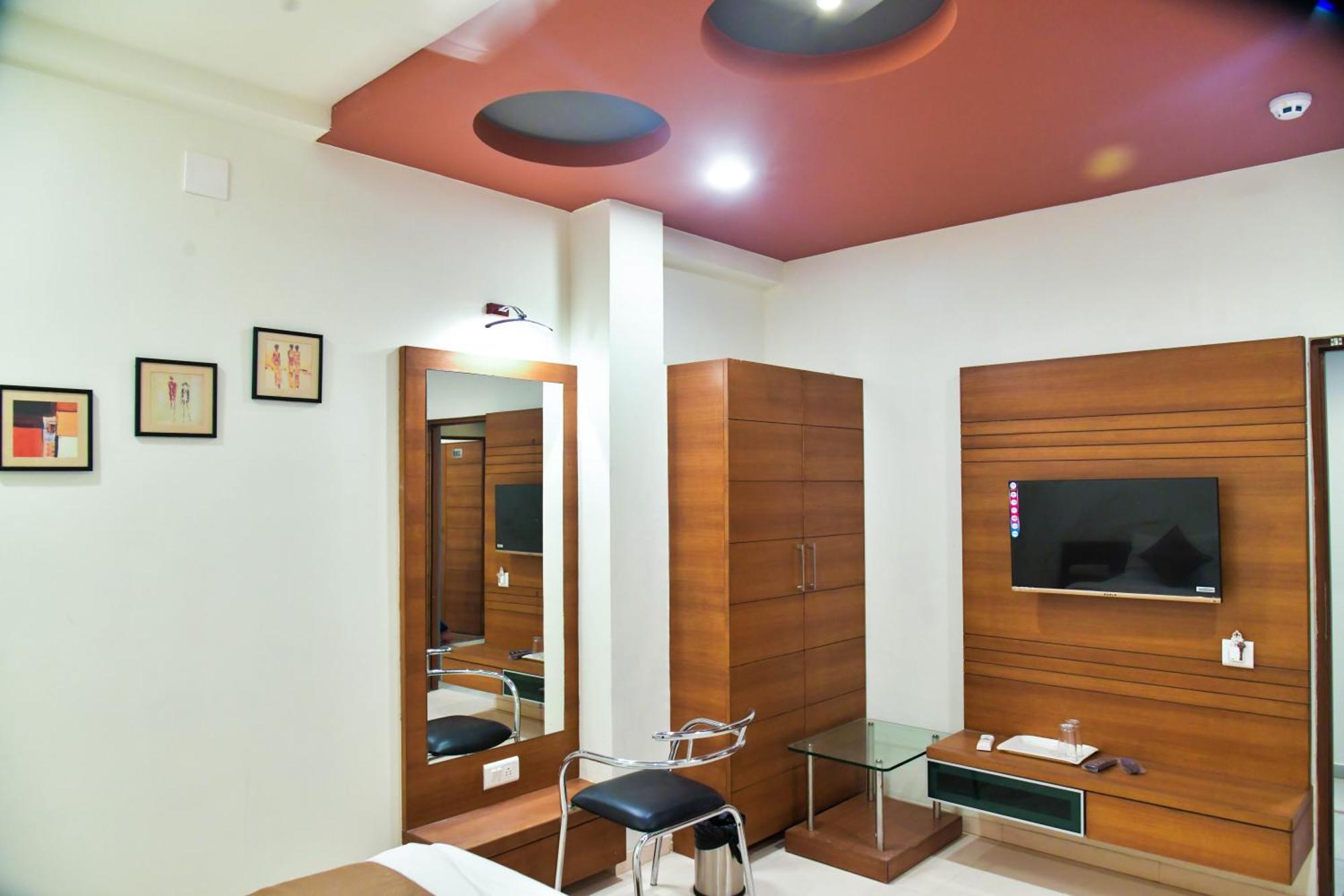 Hotel Ashooka Inn Гандинагар Екстериор снимка